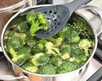 Qual é o jeito mais saudável de cozinhar o brócolis? Mantenha a cor e a textura com essas dicas de especialista