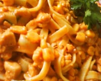 Macarrão com estrogonofe de frango rápido e fácil