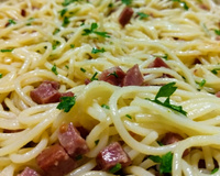 Macarrão alho e óleo com linguiça calabresa