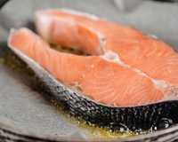 Os chefs espanhóis concordam: "Para um salmão grelhado perfeito, não unte a frigideira, use papel manteiga."