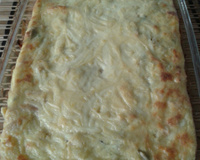 Torta de aipim com frango ao creme de milho