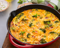 Fritada de ovos com legumes e queijo: receita italiana saudável, rica em proteínas e baixa em calorias