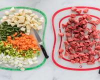 Esse hábito comum na cozinha pode aumentar o risco de contaminação sem você perceber ao preparar os alimentos