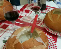 Sopa creme de queijos no pão italiano