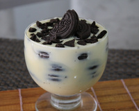 Pavê de leite condensado e bolacha de chocolate com recheio de baunilha
