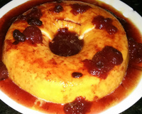 Pudim de iogurte com calda de morango