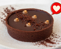 Tive que aumentar o treino de cardio depois que me ensinaram essa receita porque não consigo parar de comer: essa tortinha de chocolate é surreal de tão cremosa!