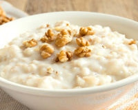 Com esse tempinho, nada como um mingau de aveia cremoso para aquecer a noite: o segredo está em um ingrediente inusitado!