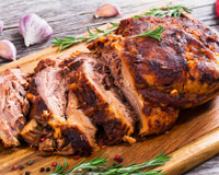 Truque com ingrediente caseiro deixa a carne de porco bem douradinha!