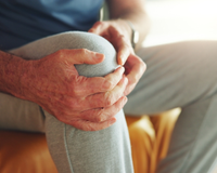 Pedro Azañón, fisioterapeuta: "A osteoartrite do joelho é um processo degenerativo natural e a dor pode ser causada por inflamação, inatividade ou outros fatores relacionados ao estilo de vida."