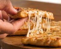 Eu transformei pão de alho em pizza de frigideira e agora não consigo parar de comer: faço toda semana!