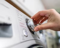 Muitos sabem que é preciso lavar a máquina de lavar, mas poucos sabem de quanto em quanto tempo