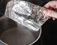 O truque do papel-alumínio: você não vai acreditar no que ele faz com as panelas queimadas