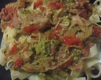 Fettuccine com presunto parma, tomates cereja e brócolis