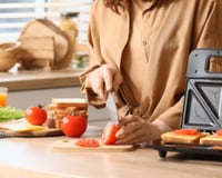 Combo imperdível para a cozinha! Sanduicheira e mixer Cadence por R$ 200