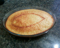 Bolo com pedaços de abacaxi na massa