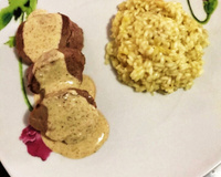 Filé mignon ao molho de mostarda com risoto de alho-poró