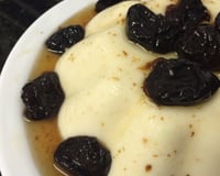 Manjar branco com calda de ameixas