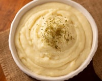 O segredo dos franceses para um purê de batatas muito mais cremoso, sem creme de leite nem manteiga