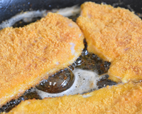 A farinha de trigo ficou pra trás na hora de fritar bifes: um único ingrediente garante uma crosta crocante e você descobre no TudoGostoso