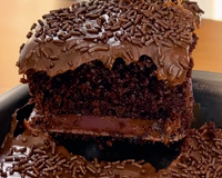 Fica pronto sem sujar louça e em menos de 1 hora: como fazer bolo de chocolate molhadinho com cobertura cremosa