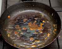 Descubra o jeito certo de lavar panela antiaderente para ela durar mais