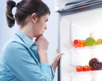 Pode guardar comida quente na geladeira?