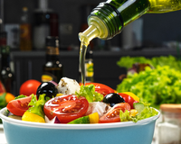 Os chefs espanhóis concordam: "Depois de temperar os tomates com sal e azeite, é aconselhável esperar entre 5 e 10 minutos antes de servi-los."