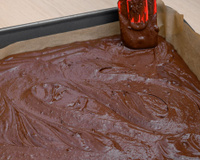 Erro comum: por que você não deve mais deixar papel manteiga embaixo do bolo