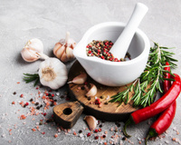 Temperos para substituir o sal nas receitas: confira 10 opções