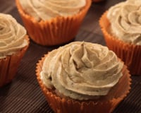 Coloquei 16 paçocas na cobertura desse cupcake e criei a sobremesa junina mais gostosa da festa