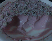 Mousse de morango com raspas de chocolate