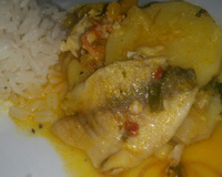 Tílapia ao leite de coco e azeite de dênde