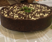 Chocotorta de maracujá com calda de chocolate