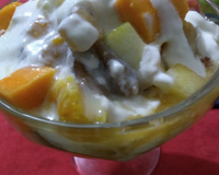 Salada de frutas com leite condensado e creme de leite