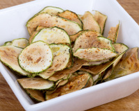 Chips de abobrinha no forno é o petisco que você precisa ter em casa! Confira a receita DELICIOSA