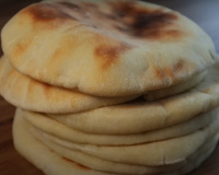 Receita fácil de pão pita (árabe) para assar no forno ou na frigideira: atenção aos truques no passo a passo