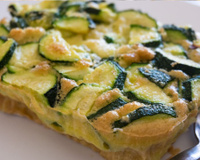 Usando uma forma de bolo simples, veja como fazer uma deliciosa torta de abobrinha e queijo feta