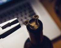 Com quantos anos você descobriu como abrir uma garrafa de vinho sem um saca-rolhas? O truque das vinícolas que nunca falha