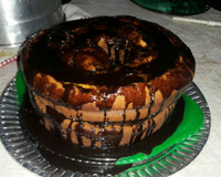 Bolo de cenoura com calda de chocolate