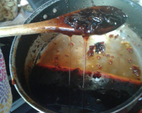 Calda de ameixa e uva passa ao vinho