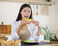 O que comer depois do Carnaval para desinchar e aliviar o corpo após dias de excessos, segundo nutrólogo