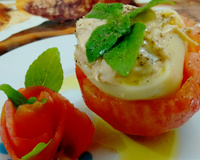 Tomate recheado com patê de frango