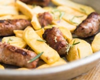 Linguiças recheadas e assadas com batatas