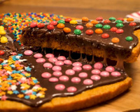 X-bolo vai ficar para trás com essa pizza de bolo de cenoura do TudoGostoso: receita fácil, chocolatuda e divertida