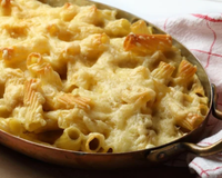 Seu macarrão com queijo fica ressecado? Este truque de chef deixa o prato muito mais cremoso