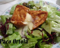 Queijo camembert com mix de folhas