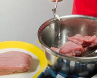 Poucas pessoas sabem, mas aprendi com um churrasqueiro: truque com bicarbonato deixa a carne mais macia, saborosa e suculenta