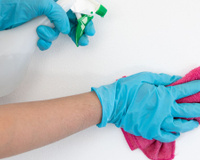 Nem detergente, nem tinta: é assim que tira manchas da parede com um item que você tem em casa