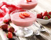 Mousse de morango servida em taça com morangos picados